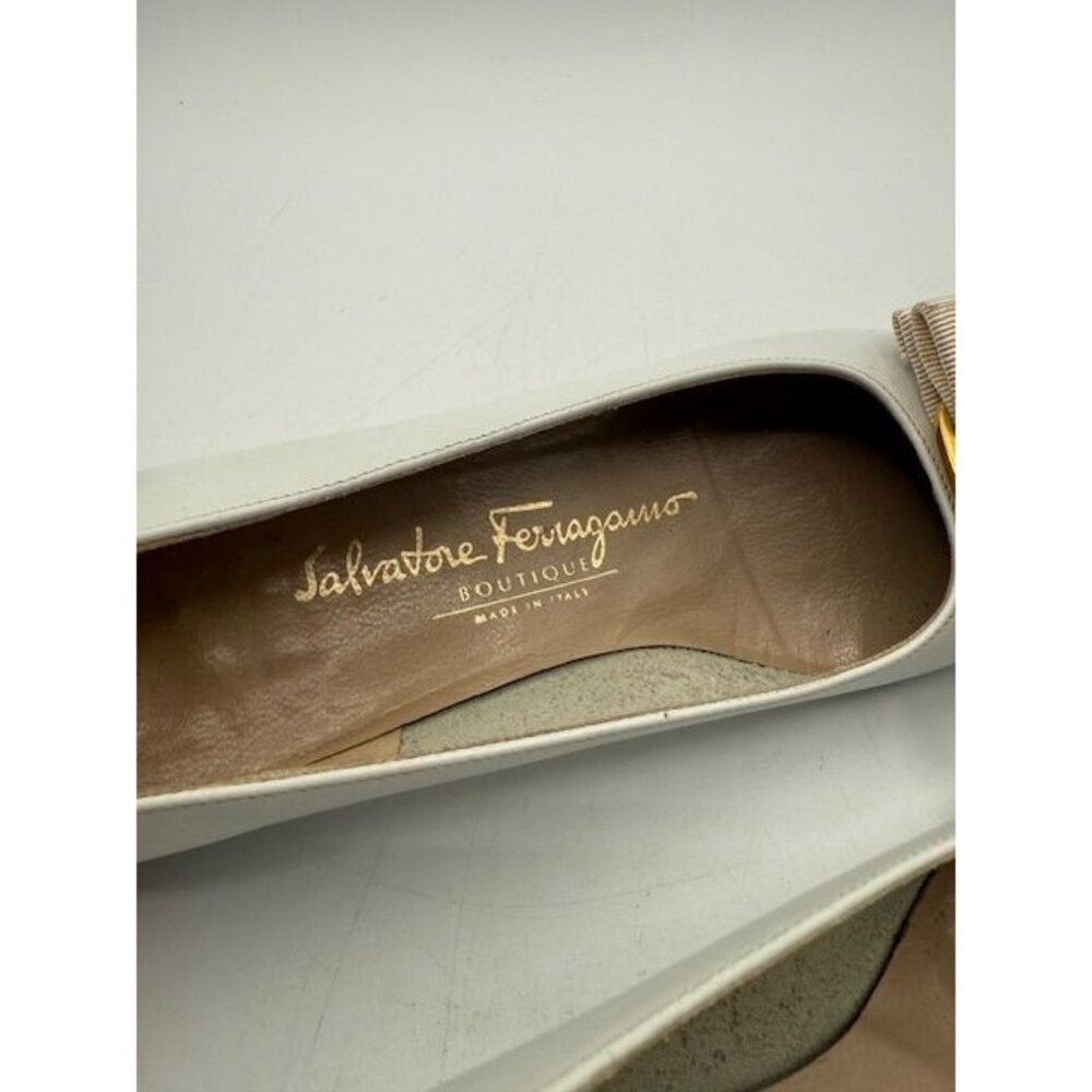 Salvatore Ferragamo Made in Italy White VARA Low Heel Pumps Size 6.5AA - Picture 7 of 9